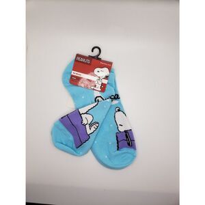 Peanuts Snoopy on dog house blue ankle no show socks